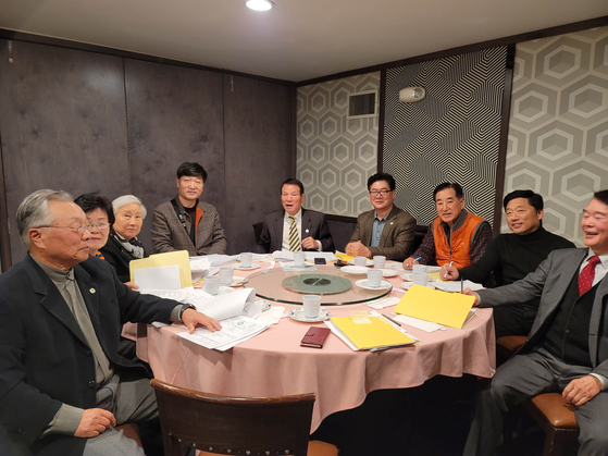 21희망재단 장학생 심사위원회(위원장 김용선) 위원들이 장학생 신청자들의 서류를 심사하고 있다.  [사진 21희망재단]