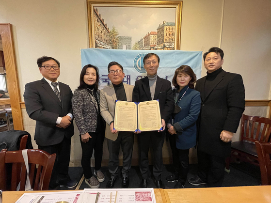 한국외국어대학교 G-CEO 뉴욕총원우회 이현탁 총원우회장은 지난 3일 뉴저지 가야식당에서 조준서 한국외대 경영대학원장이 참석한 가운데 올해 새롭게 시작하는 G-CEO 전 과정에 대한 협약 조인식을 가졌다. 올해부터 시작되는 14기 과정은 4차 산업혁명을 준비하고 활용하는 과목이 대폭 강화된다. 5월에 모집공고해 7월에 실시된다. [한국외국어대학교 G-CEO 뉴욕총원우회]