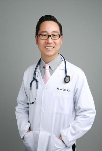 '비타케어'의 이호제 원장은 가정의학 전문의로 모든 연령대의 환자를 진료한다. 스포츠의학 전문의 과정도 수료해 보다 폭넓은 관점에서 통증과 질환을 맞춤 치료한다.