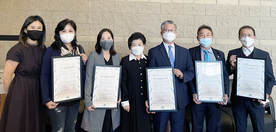 파라 칸 어바인 시장도 노상일(오른쪽부터) OC한인상공회의소 회장, 잔 노 OC한인회 수석부회장, 윤주원 한미문화센터 이사장, 한 사람 건너 조수진 어바인 한인학부모회장, 김남희 최석호 가주하원의원 보좌관에게 결의문을 전달했다.  