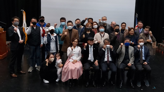 2022년 1월 9일 오후 앨라배마주 몽고메리시 셰익스피어공원 회관에서 2022 설 잔치 한마당 참석자들이 기념 촬영을 했다. [사진= 몽고메리한인회]
