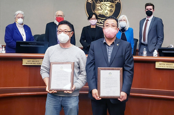 부에나파크, 어바인 시의회는 지난 11일 정기 회의 도중 13일을 '미주한인의 날'로 지정, 기념한다고 선포했다. 써니 박 시장을 비롯한 부에나파크 시의원들은 이날 김병철(앞줄 오른쪽부터) LA한인무역협회 부회장, 레오 김 OC한인상공회의소 부회장에게 미주한인의 날 결의문을 전달했다. [부에나파크 시 제공]   