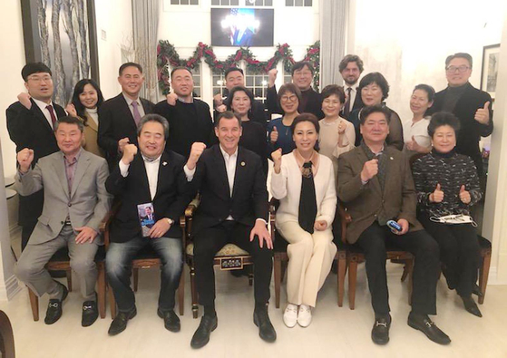 김민선 롱아일랜드컨서바토리 학장(앞줄 오른쪽 세 번째)이 14일 자택에서 뉴욕주지사 선거 출마를 선언한 톰 수오지 연방하원의원(민주·뉴욕 3선거구·앞줄 왼쪽 세 번째) 후원행사를 개최해 총 3만2600달러를 모금했다. 이 자리에서 톰 수오지 연방하원의원은 주지사 출마 소견과 함께 향후 한인기업 및 소상인을 위해 협력을 강화해 한인사회와 더 밀접한 관계를 지속하겠다고 전했다. [LISMA]