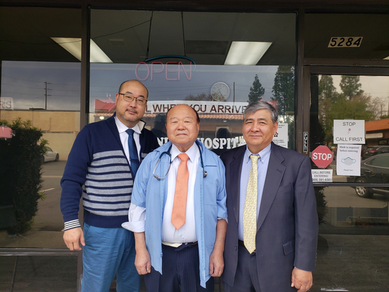 남가주 충청향우회가 젊은 회장단을 맞아 새로운 도약을 꿈꾸고 있다. 사무엘 서 신임회장이 최근 전임 최재현 회장(가운데)을 방문했다. 오른쪽은 최준식 부회장. [충청향우회 제공]