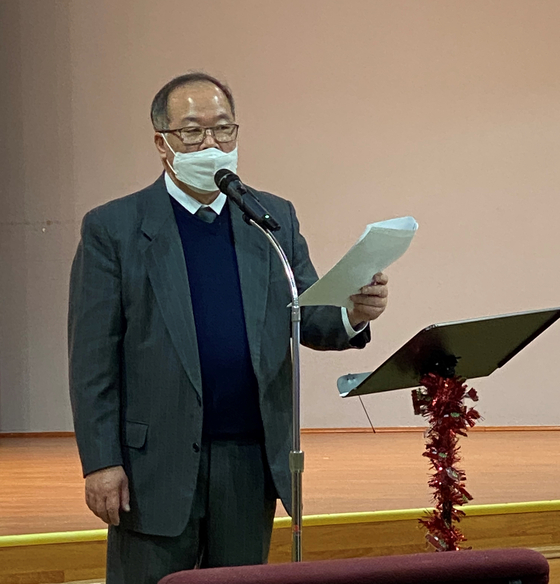 지난 18일 오후 둘루스 주님의 영광 교회에서 유희동 사무총장이 애틀랜타한인독서클럽에 대해 설명하고 있다.