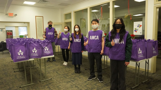  뉴저지주 비영리 복지단체 AWCA는 27일 티넥에 있는 회관 강당에서 설날 맞이 ‘엔젤푸드바스켓(사랑의 음식 바구니)’ 나눔 행사를 열었다. 바구니에는 AWCA 행복만두와 떡국 떡, 마스크와 손세정제, 겨울 목도리, 희망의 위로카드 등을 넣어 어려움을 겪는 100가정에 전달됐다. 엔젤푸드바스켓 행사는 매달 마지막 주에 진행된다. www.awcanj.org [AWCA]