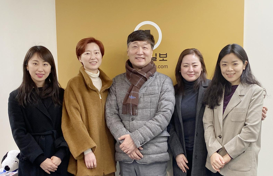 벨칸토 인터내셔널 소사이어티 주성배 단장(가운데)과 단원들이 많은 한인들에게 오는 2월 26일 개최되는 찬양콘서트 관람을 당부했다. 왼쪽부터 주 진 보넷 바이올리니스트, 주효임 소프라노, 주 단장, 최신화 첼리스트, 정지인 피아니스트. 