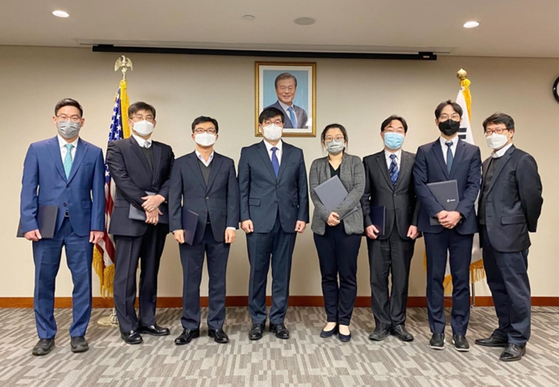 정병화 주뉴욕총영사(왼쪽 네 번째)는 31일 뉴욕총영사관에서 금융 및 투자 분야 2021년도 업무 유공자 6명에게 부총리 겸 기획재정부 장관 표창장을 수여했다. 이 자리에서 정 총영사는 뉴욕 금융시장에서의 우리 금융기관의 노고에 대해 격려했다. 왼쪽부터 하나은행 뉴욕지점 유상원 차장, 우리은행 뉴욕지점 전성찬 지점장, 신한은행 뉴욕지점 도건우 지점장, 정 총영사, 한국투자공사 장민자 차장, 한국은행 뉴욕지점 고승환 팀장, 현대인베스트먼트아메리카 이규남 법인장, 신민식 뉴욕총영사관 재경관. [주뉴욕총영사관]