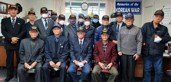 대한민국 재향군인회 미 남서부지회(회장 이승해) 산하 월남참전전우회(회장 박굉정)는 설을 맞아 지난달 29일 가든그로브 사무실에서 신년하례식 겸 임시 총회를 개최했다. 맨 앞줄 왼쪽에서 두 번째부터 이승해 남서부지회장, 박굉정 전우회장. [월남참전전우회 제공]