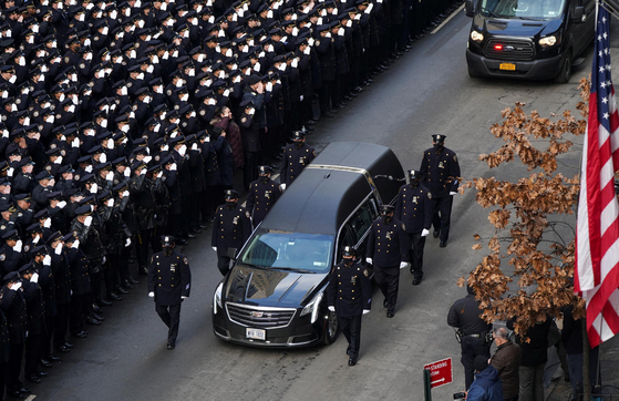 2일 성패트릭성당에서 윌버트 모라 뉴욕시경(NYPD) 경관의 장례식이 치러졌다. 지난 1월 21일 저녁 가정폭력 신고를 받고 출동했다 총을 맞고 사망한 모라 경관을 추모하기 위해 이날 에릭 아담스 뉴욕시장.키챈트 시웰 시경국장 등과 수천 명의 경찰관들이 한 자리에 모여 모라 경관을 기렸다. [로이터]