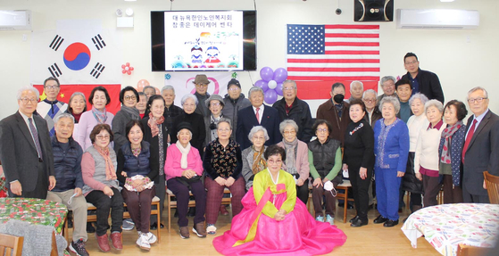 뉴욕한인노인복지회가 지난 1일 참좋은데이케어와 공동으로 스태튼아일랜드 포에버어덜트데이케어센터에서 설날 잔치를 개최했다. 이날 행사에서는 50여명의 참석자들이 맛있는 떡국과 설 음식, 그리고 흥겨운 노래자랑과 경품 추첨 등으로 즐거운 시간을 보냈다. 행사를 마친후 참석자들이 자리를 함께했다. [뉴욕한인노인복지회]