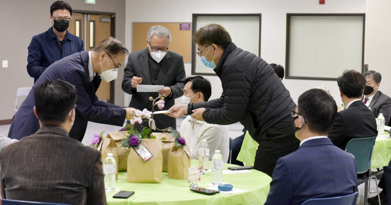 남가주 사랑의교회 노창수(맨 왼쪽 가운데) 담임 목사가 미래자립교회 목회자들에게 지원금 봉투를 전달하고 있다. [남가주 사랑의교회 제공]