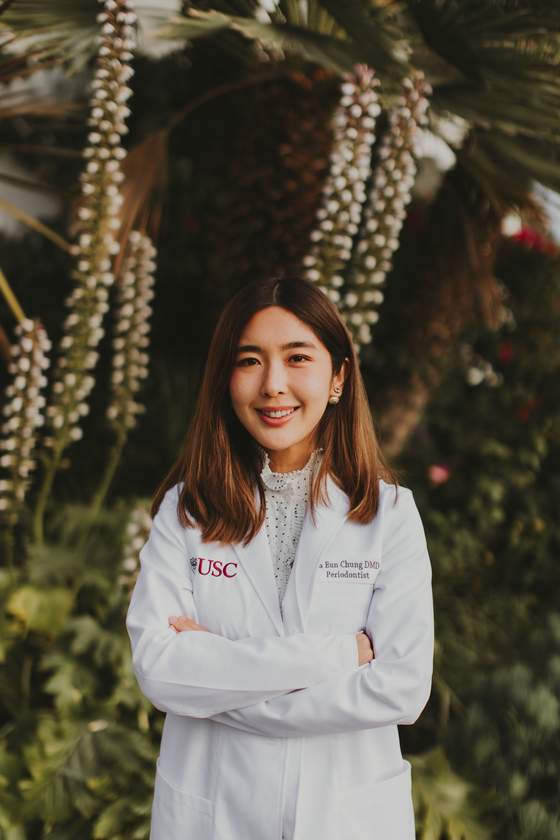 치주 임플란트 수술 전문의이자 USC 치주 임플란트 임상 교수인 '웰빙치과'의 정나은 원장. 