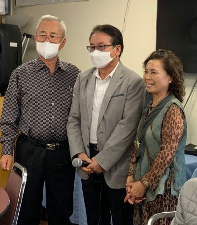 한미시니어센터에 온정이 쏟아지고 있다. 설날 한미시니어센터를 찾은 이준기(가운데), 김영옥(오른쪽) 부부는 후원금 1만 달러를 마련해 한청일 회장(왼쪽)에게 전달했다. 이준기 대표는 매년 7000달러를 한미시니어센터에 기부해 왔다. [사진 제공 시니어센터 유철]