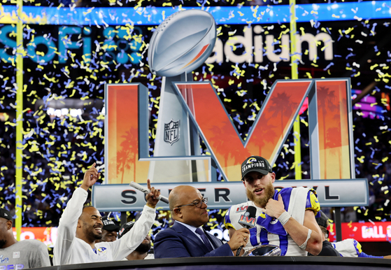 LA램스가 극적인 역전승으로 22년 만에 미국프로풋볼(NFL) 정상에 올랐다. 램스는 13일 LA 소파이스타디움에서 열린 제 56회 수퍼보울에서 신시내티 벵갈스와 접전 끝에 23-20으로 승리했다. 이로써 램스는 세인트루이스 시절인 2000년 1월 테네시 타이탄스를 23-19로 꺾고 창단 첫 우승을 차지한 이래 22년 만에 두 번째 슈퍼볼 우승의 감격을 누렸다. 램스의 와이드 리시버 쿠퍼 쿱(오른쪽)이 우승소감을 말하고 있다.〈관계기사 3면〉 [로이터] 