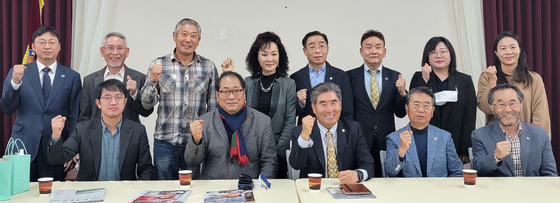 지난 11일 OC한인회관을 방문한 재외동포재단 실사단, LA총영사관 영사들이 OC한인회 관계자들과 만났다. 앞줄 가운데가 권석대 한인회장, 그 왼쪽이 정광일 실사단장.  ［OC한인회 제공］