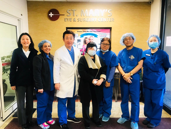 국제 실명구호 비영리단체(NGO) 비전케어USA가 14일 ‘제5회 사랑의 무료개안수술 Eye Camp’에서 선택된 마지막 환자의 수술을 완료했다고 밝혔다. 뉴저지주 팰리세이즈파크의 성모안과에서 의료진과 환자 김모(65)씨가 기념촬영을 했다.  [비전케어USA]