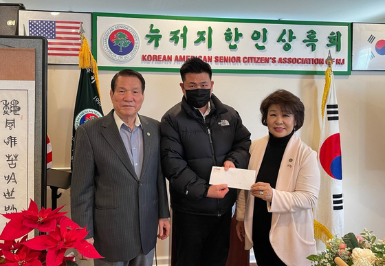 21희망재단 변종덕 이사장(왼쪽)은 지난 8일 뉴저지한인상록회를 방문해 차영자 회장(오른쪽)에게 어려운 환경에 처한 한인 시니어 가정을 도와달라며 후원금을 전달했다. 뉴저지한인상록회는 팬데믹 기간 동안 지속적으로 도움을 주고 있는 21희망재단에 감사의 뜻을 표했다. [뉴저지한인상록회] 
