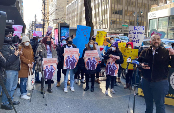 민권센터와 뉴욕한인봉사센터(KCS) 등 한인단체들이 지난 18일 맨해튼 뉴욕주지사 사무실 앞에서 열린 뉴욕이민자연맹(NYIC) 주최 ‘서류미비자 건강보험 가입 허용법’ 제정 촉구 집회에 참여했다. 이날 집회 참가자들은 “건강보호는 모든 주민의 권리”라고 외치면 법 제정을 촉구했다. 현재 주의회에 상정된 해당 법안은 이민신분에 관계없이 연방 빈곤선 200%까지의 저소득층에 주정부 제공 건강보험 가입을 허용하는 것을 주요 내용으로 한다. [민권센터]