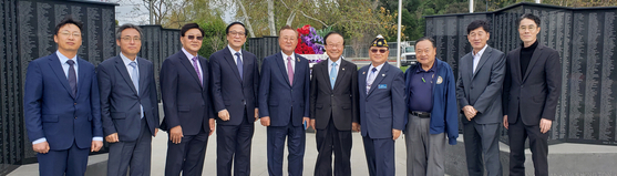 참전용사비 헌화 행사 직후, 이건수(왼쪽에서 다섯 번째) 한미동맹재단 명예이사장이 기념비 건립위, LA총영사관 관계자들과 함께 자리했다. 왼쪽부터 윤지완 동포담당 영사, 사진우 부총영사, 건립위 배기호 부회장, 강석희 상임고문, 한 명 건너 노명수 회장, 토니 박 서기, 박동우 사무총장, 한 명 건너 이종돈 보훈담당 영사.  ［건립위 제공］ 