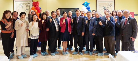 지난 24일 풀러턴의 임페리얼 스파에서 열린 기금 모금 행사에서 써니 박(앞줄 가운데) 시장과 참석자들이 선거 승리를 다짐하고 있다. [써니 박 캠프 제공]