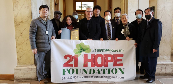 21희망재단(이사장 변종덕.왼쪽 7번째))이 지난달 28일 뉴저지주 버겐카운티 잉글우드 타운정부가 추천한 타민족 학생 4명에 각각 2500달러씩 총 1만 달러의 장학금을 수여했다. 마이클 윌데스 잉글우드 시장(왼쪽 5번째)은 “경제적 어려움에도 학업 성적과 꾸준한 봉사 활동을 해온 지역사회의 꿈나무들을 위해 재단이 장학금을 지원해 진심으로 감사하다”고 전했다. [21희망재단] 