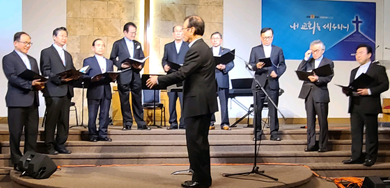 남가주한인음악가협회(회장 오성애, 이하 음악가협)가 지난 6일 사이프리스의 새찬양교회에서 신춘음악회를 개최했다. 신춘음악회엔 LA목사중창단, 미주여성코랄, 실비치 한인합창단, 칸타빌레 콰르텟(바이올린 김정아, 첼로 김원선, 키보드 안정희, 피아노 이동율)과 소프라노 김미경, 메조 소프라노 조지영, 테너 오위영, 바리톤 장상근씨 등이 출연했다. LA목사중창단이 공연하고 있다. ［음악가협 제공］