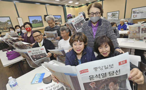 본지는 9일 대한민국 제20대 대통령 선거결과를 알리는 호외를 한인언론으로는 유일하게 발행했다. 호외는 LA한인타운과 오렌지카운티 지역에 배포했다. 이날 LA한인타운 시니어센터(이사장 정문섭) 2층 강당 스마트폰 교실(강사 박만순 교수) 학생들이 본지의 호외를 관심 있게 읽고 있다. 호외를 기념품으로 보관하겠다는 한인들도 많았다. 김상진 기자