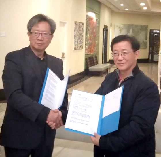 미주한인세탁총연합회 이동일 회장(오른쪽)과 뉴저지주 마케팅회사 이스트 오라이온 토마스 박 공동대표는 지난 6일 ‘온디맨드 세탁 서비스 회사’ 설립과 운영을 위한 업무협약을 체결했다. [사진 이스트 오라이온]