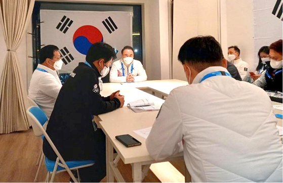 윤홍근 선수단장이 현지 선수촌에서 본부임원단과 선수들의 건강을 확인하는 회의를 주관하는 모습. [제너시스BBQ그룹] 