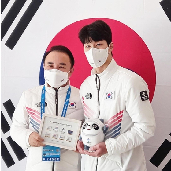 윤홍근 제너시스BBQ 그룹 회장(왼쪽)과 남자 쇼트트랙 1500m에서 금메달을 획득한 황대헌 선수. [제너시스BBQ그룹]