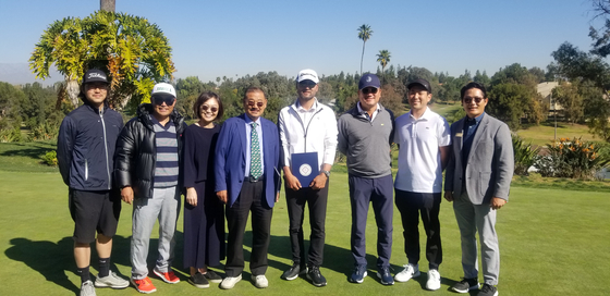 15일 (주)팀육십일과캐년크레스트 컨트리클럽이 ‘박찬호 인비테이셔널 캐년크레스트 오픈’ 양해각서를 체결했다. 대회 호스트인 박찬호(오른쪽에서 네 번째) 선수와 캐년크레스트 컨트리클럽 윤창기(왼쪽에서 네 번째) 대표, 김종태(맨 오른쪽) 대회준비위원장 등이 기념사진을 찍고 있다. [김종태 위원장 제공] 