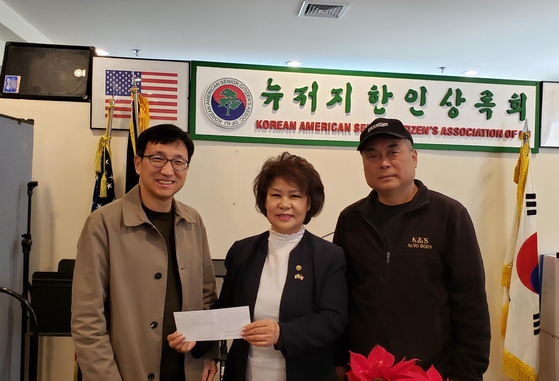 뉴저지주 리틀페리 소재 뉴저지 미주제일장로교회(담임 양영철 목사)는 지난 14일 레오니아에 있는 뉴저지한인상록회를 방문해 최근 계속 늘어나고 있는 한인 시니어들의 복지상담을 위해 불철주야 수고하고 있는 뉴저지한인상록회에 감사를 표하고 발전 후원금 1500달러를 전달했다. [뉴저지한인상록회] 