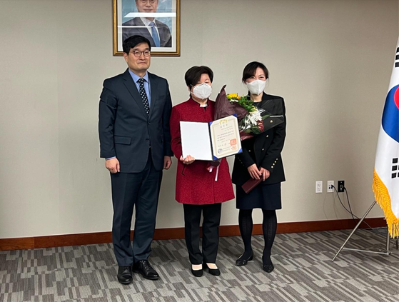  재미한국학교 동중부지역협의회 김정숙 회장(가운데)은 지난 14일 뉴욕총영사관에서 열린 국민교육발전유공 대통령상 시상식에서 영예의 대통령상을 받았다. 김 회장은 팬데믹 기간 중 어려운 환경에 굴하지 않고 협의회를 이끌면서 차세대 리더를 육성하는 데 공헌했다는 평가를 받았다. 왼쪽은 정병화 뉴욕총영사.  [재미한국학교 동중부협의회]