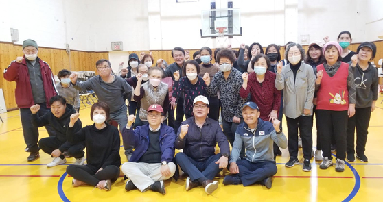  뉴욕대한체육회(회장 곽우천)가 지난 17일 베이사이드 하크네시야교회 체육관(58-06 스프링필드불러바드)에서 첫 번째 ‘함께 운동’ 무료 운동 클래스를 개최했다. 이날 참여한 30여 명은 이황용 수석부회장(CK스포츠 대표)의 지도 하에 기초체력 증진과 근력 강화를 위한 운동을 함께했다. 이 무료 운동 클래스는 오는 5월 26일까지 매주 목요일 오전 10시부터 2시간 동안 열린다. 참가문의는 917-710-6220. [뉴욕대한체육회]