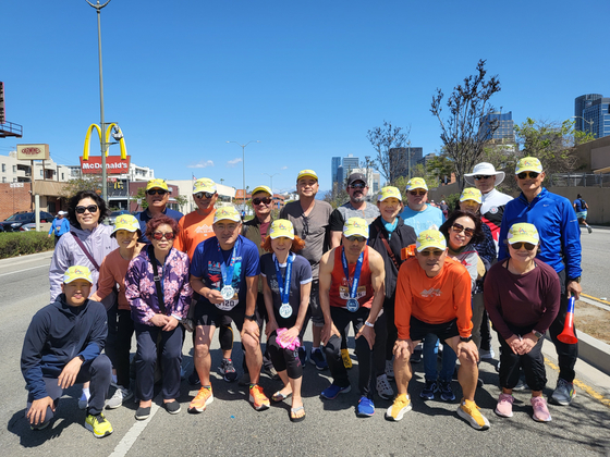 지난 20일 열린 제37회 LA마라톤에 1만5000여명이 참가해 성황을 이뤘다. 한인 마라톤 동우회 ‘LA러너스클럽’ 회원 20명도 이번 대회에서 완주했으며 제니스 김씨는 보스턴마라톤 출전권을 획득했다. 또 회원 15명으로 구성된 응원팀 길거리 퍼포먼스를 벌이며 마라토너들을 응원했다. 완주한 회원 등이 기쁨을 함께 하고 있다. [LA러너스클럽 제공] 