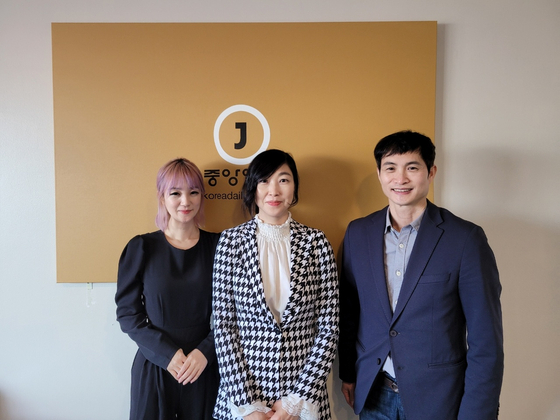 27일오후 2시30분 링컨센터 브루노 월터 강당에서 열리는 북콘서트 ‘소확행’ 홍보차 본사를 방문한 가야금 연주자 서라미, 전수진 이학박사, 윤성민 임상사회복지학 박사.(왼쪽부터)