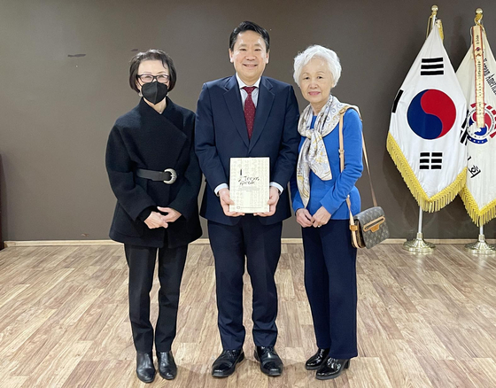 대뉴욕지구 경기여고동창회 경운장학회(회장 안미상·오른쪽) 임원진이 23일 뉴욕한인회(회장 찰스 윤·가운데)에 방문해 최근 발간한 ‘틴스 스피크(Teens Speak)’ 웅변집 출간 소식을 전했다. 이 책은 지난 2011년부터 2021년까지 경운장학회가 주최해온 웅변대회 수상자들의 원고를 모은 것이다. 출판기념회는 오는 4월 16일 오후 2시에 뉴저지 한인동포회관(KCC)에서 열린다. [뉴욕한인회]