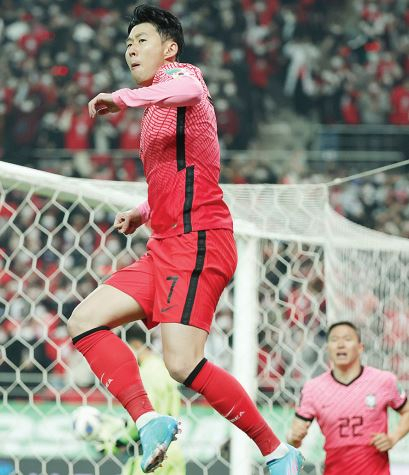 한국 축구대표팀이 11년 만에 이란을 꺾고 2022 카타르 월드컵 최종예선에서 마침내 조 1위로 올라섰다. 한국 대표팀은 24일 서울월드컵경기장에서 열린 아시아지역 최종예선 A조 9차전 홈 경기에서 전반 47분 손흥민(토트넘)의 결승골과 후반 18분 김영권(울산)의 추가 골로 이란을 2-0으로 완파했다. 이로써 7승 2무(승점 23)기록한 한국은 이날 첫 패배를 당한 이란(승점 22.7승 1무 1패)을 제치고 조 1위로 올라섰다. 손흥민(7번)이 골을 성공시킨 후 환호하고 있다.  [연합뉴스]