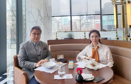 김민선 미주한인이민사박물관장(오른쪽)이 지난 21일 박진 국민의힘 국회의원을 면담했다. 이 자리에서 양측은 한반도 주변 정세와 한미동맹 강화 등 주요 현안에 대해 논의했다. [미주한인이민사박물관] 