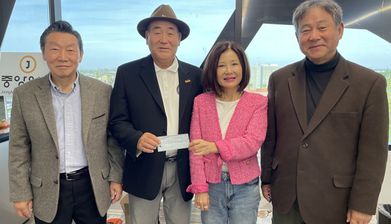 라구나우즈 한인회 임원들이 우크라이나 난민을 위해 걷은 성금 수표를 들어 보이고 있다. 왼쪽부터 김명수 재무, 박용진 회장, 이혜란 총무, 이규환 부회장.