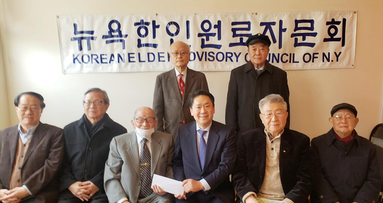 찰스 윤 뉴욕한인회장(앞줄 왼쪽 네 번째)이 28일 뉴욕한인원로자문위원회(회장 임형빈·왼쪽 세 번째) 사무실에 방문해 노고에 감사하고 한인회 활동 소식을 전달했다. 이날 윤 회장은 원로자문위원회와 한미충효회에 각각 운영자금 1000달러씩을 전달하고 플러싱 산수갑산1 식당에서 오찬을 대접했다. [뉴욕한인원로자문위원회]