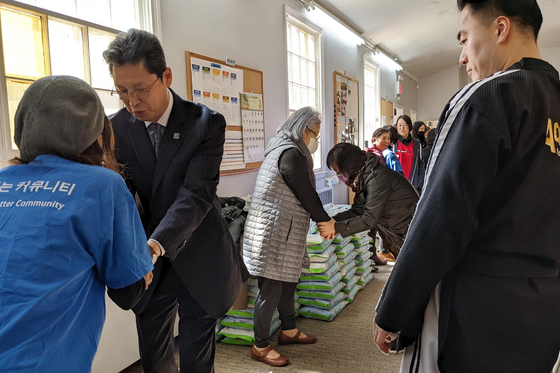 뉴욕한인봉사센터(KCS)가 웨스트체스터카운티 시니어를 위한 10주 가정식 배달 서비스를 시작했다. KCS는 29일 스카츠데일 백민교회에서 발족식을 열고, 가정식 도시락·한국음식 식재료 선물 보따리·쌀 한 가마니 등 150개를 지역 시니어들에게 전달했다. 이 서비스는 뉴욕주·아시안아메리칸연맹(AAF)의 지원으로 행사에는 웨스트체스터한인회·웨스트체스터한빛교회·한인동산교회·뉴욕백민교회 등이 함께했다. [뉴욕한인봉사센터]