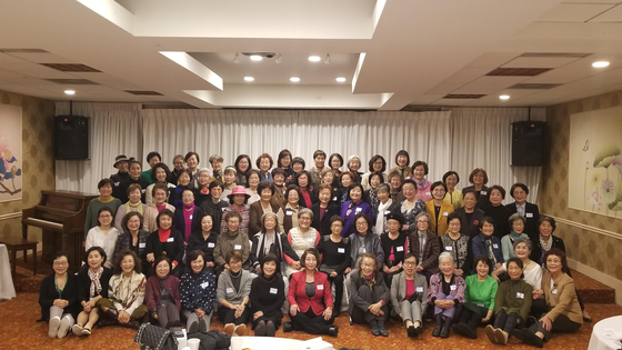 이화여자중고등학교 남가주동창회(회장 이영희)는 지난 2일 용수산 식당에서 77명의 이사들이 모인 가운데 정기이사회를 갖고 차기 후원이사장에 홍훈정, 부이사장에 지희자, 실행위원 대표이사에 전서경 동창을 선출했다. 또 실행위원회는 전쟁중인 우크라이나를 돕기 위하여 3000달러를 기부하기로 결정했다.  [동창회 제공]