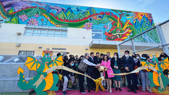 8일 오전 열린 LA한인타운 영옥 김 아카데미 벽화 제막식에 참석한 알베르토 카발로 LAUSD 교육감, 프랜시스 배즈 소교육구장, 변지애 지역교육구장, LA총영사관 윤지완·이형석 영사 등이 테이프 커팅을 하고 있다. 김상진 기자