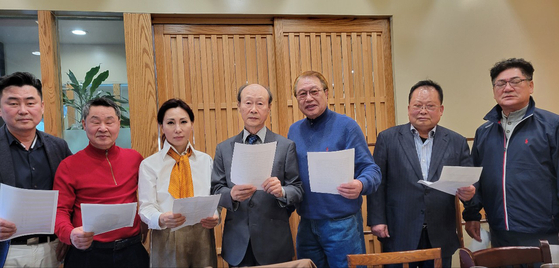 ‘한인사회 바로세우기 모임(한바로)’은 기자회견을 열고, 민승기 소송 합의금을 한인회관 유지·보수에 써 달라고 강조했다. [사진 한인사회 바로세우기 모임]