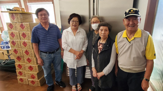 지사용(맨 오른쪽) 회장을 비롯한 OC한미노인회 관계자들이 새로 마련한 대형 냉장고 앞에 모였다.［노인회 제공］