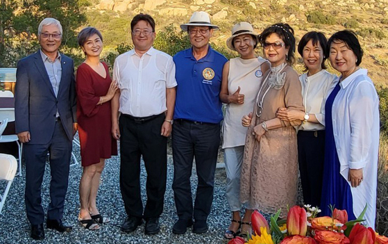 김동수(왼쪽 세 번째부터) OCSD평통 회장이 최석호 가주 하원의원, 써니 박 부에나파크 시장, 하객들과 함께 자리했다. [김동수 회장 제공]