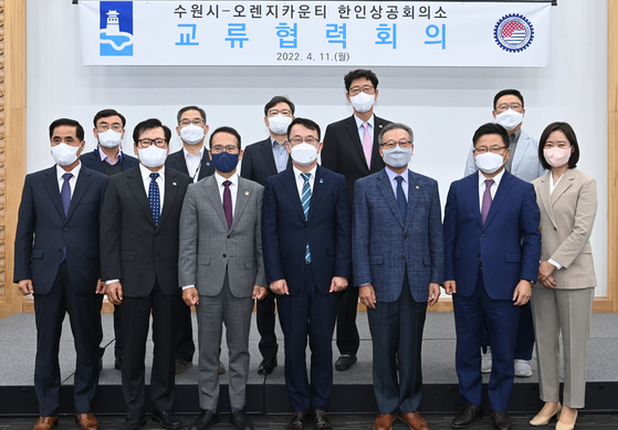 노상일(앞줄 왼쪽 세 번째부터) OC상의 회장이 조청식 수원시장 권한대행, 황병구 미주총연 회장 등과 함께 자리했다. 작은 사진은 노상일(오른쪽) 회장이 김부겸 국무총리와 만나는 모습. ［OC상의 제공］