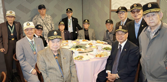 대한민국6·25참전유공자회 뉴욕지회가 13일 플러싱 ‘삼원각‘ 식당에서 4월 월례회를 개최했다. 박근실 회장은 회원들과 동포사회에 올해 한국전쟁 72주년 기념행사에 적극 참여해 줄 것을 당부했다. 또, 박 회장은 심재희 육군 예비역 중령이 회원들의 국가유공자 참전보훈금 신청서에 대한 공증을 담당해 돕는다는 소식을 전하고 감사를 표했다. [대한민국6·25참전유공자회 뉴욕지회]